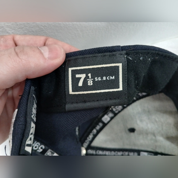 Black SnapBack cap from the Boston Red Sox One Size 7 1/8 - Picture 6 of 9